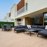 Two Luxury With Private Pools Near Old Town 别墅